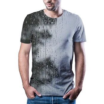 2020. gada vasarā jaunu spogulis, lietus lāse skumji, vientuļi t-krekls vīriešu ikdienas sākotnējā mājā pavisam īsām piedurknēm krekls