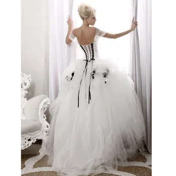Gotiskā Melnā Un Baltā Bumbu Tērpu Mežģīnes Up Kāzu Kleitu Tilla Appliques Pie Pleca, Princešu Līgavas Kleitas Jaunas Ielidošanas 2020