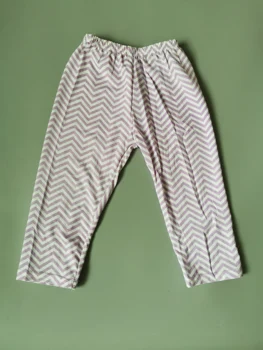 Jauna rudens meitene ir vienkārša bikses lillā līkloču bikses poliuretāna krāsu taisni kapri bikses