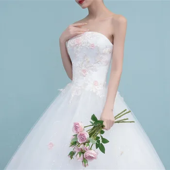 Jaunas Ielidošanas Modes Lētu Balto Kāzu Kleitu 3D Rozā Ziedu Izšuvumiem Strapless Backless Mežģīnes Up Līgavas Kleitu Pielāgot