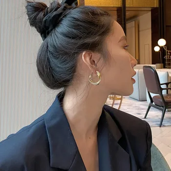 Korejas karstā pārdošanas modes rotaslietas savīti metāla zelta kārtu stīpas auskari mūsdienu sievietes iepirkšanās catwalk auskari