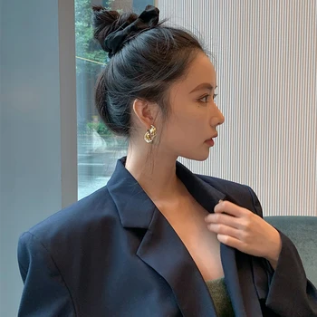 Korejas karstā pārdošanas modes rotaslietas savīti metāla zelta kārtu stīpas auskari mūsdienu sievietes iepirkšanās catwalk auskari