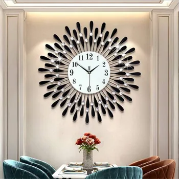 Modes kristāla sienas pulkstenis mājās skatīties apdare, dzīvojamā istaba ar TV fonā metāla sienas karājas pulkstenis