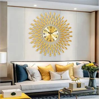 Modes kristāla sienas pulkstenis mājās skatīties apdare, dzīvojamā istaba ar TV fonā metāla sienas karājas pulkstenis