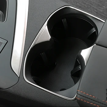 Nerūsējošā tērauda centra konsole priekšā dzeramo glāzi rotā ar iekšējo vāciņu. Par Peugeot 3008 GT 2017 2018