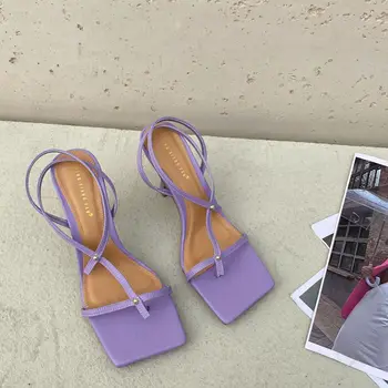 Sieviešu Kurpes ir 2021. JAUNU Vasaras Modes Candy krāsas Šaurā Joslā PU Cietā Duncis Papēži Sandales Retro Zapatos Mujer De