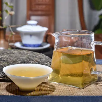 Yun Nan Pu-erh Mengku YUE CHEN YUE XIANG Raw Tējas Gadā Qizi Bing Pu-erh 357g