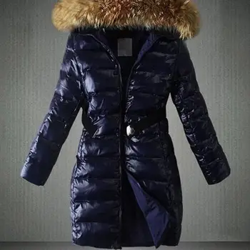 Ziemas jauno Eiropas un skaistu sieviešu kokvilnas-polsterēta jaka, uz leju kokvilnas jaka, vidēja garuma sieviešu kokvilnas jaka, vietas,