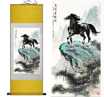 Zirgu Tradicionālās Ķīniešu mākslas glezniecības Zirgu mākslas glezniecības Zīda ritiniet mākslas glezniecības Zirgs uz kalnu