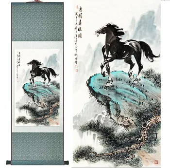 Zirgu Tradicionālās Ķīniešu mākslas glezniecības Zirgu mākslas glezniecības Zīda ritiniet mākslas glezniecības Zirgs uz kalnu